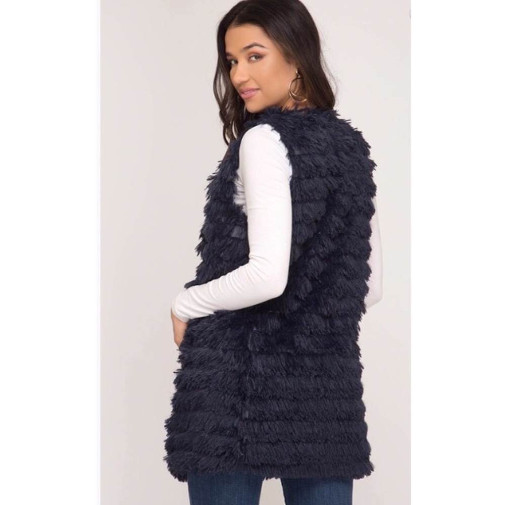 1️⃣ Left! Black Layered Faux Fur Vest - Picture 3 of 3